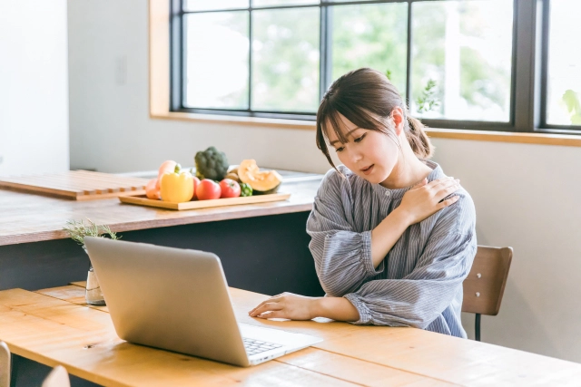 肩まわりの不調を感じる女性
