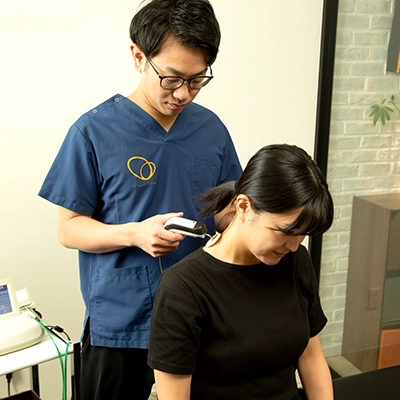 ハイボルテージ施術を行っている様子