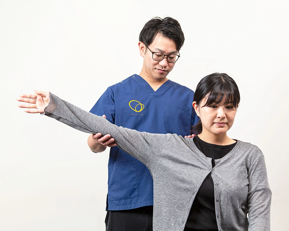 柔道整復師が身体の状態を確認している様子