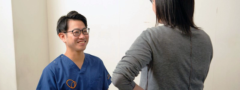 身体の状態や施術内容について説明している様子